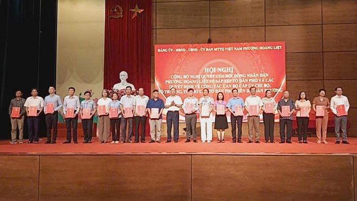Ban tổ chức trao các suất quà tới các gia đình chính sách. Ảnh: TA