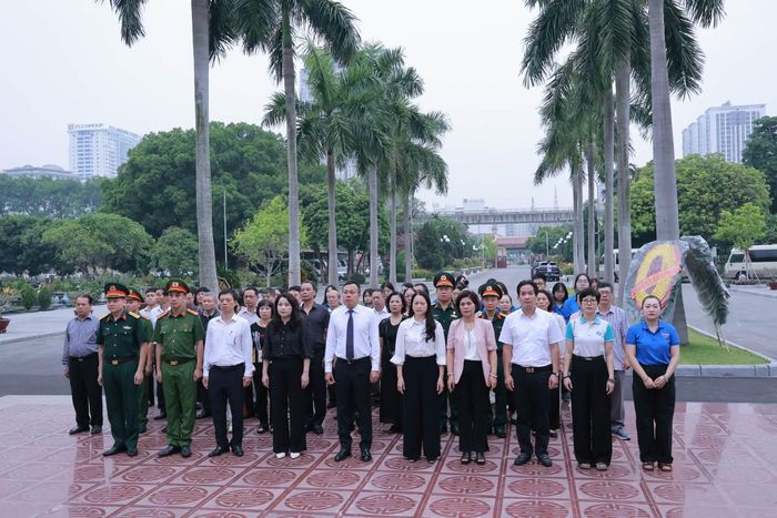 Đoàn đại biểu của phường Ba Đình viếng và dâng hương tại Nghĩa trang Mai Dịch. Ảnh: PV