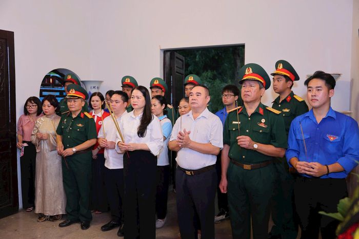 Chủ tịch UBND phường Ba Đình Phạm Thị Diễm (áo trắng), cùng đoàn đại biểu dâng hương tại Nhà bia tưởng niệm số 194 Quán Thánh. Ảnh: PV