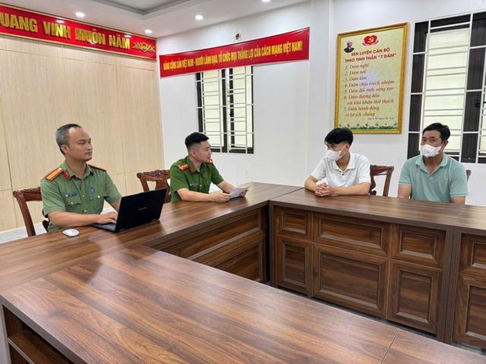 Công an phường Cam Đường triệu tập L.V.T cùng người giám hộ đến trụ sở cơ quan điều tra làm việc. Ảnh: CACC