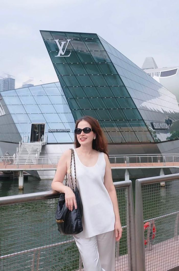 Mới đây, gia đình Á hậu Tú Anh có chuyến du lịch ở Singapore. Chia sẻ với Gia đình&Xã hội, chị Khuê Tú cho biết khoảng thời gian các cháu được nghỉ hè nên gia đình tranh thủ đi chơi. Chị cũng tâm sự hiện tại, chị không còn quá theo sát những hoạt động của Á hậu Tú Anh mà để cho con gái tự lập. Chị ở nhà chăm sóc bản thân và đỡ đần con gái việc chăm sóc các cháu.