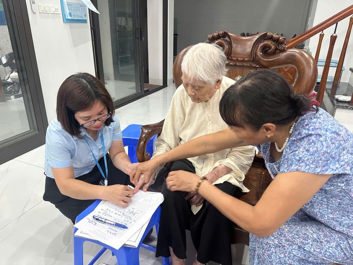 Trong thời gian Hà Nội triển khai đợt cao điểm (từ 10/7-25/7) nhằm bảo đảm việc chi trả lương hưu, trợ cấp bảo hiểm xã hội (BHXH) không bị gián đoạn và hỗ trợ người dân bổ sung hồ sơ theo quy định, nhiều đối tượng đã mạo danh cán bộ cơ quan nhà nước để lừa đảo.