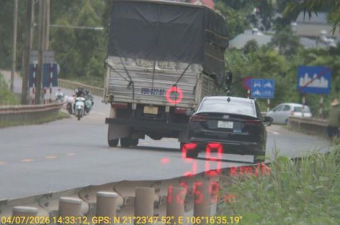 Xe ô tô chạy quá tốc độ trên Quốc lộ 1A, xã Kép.