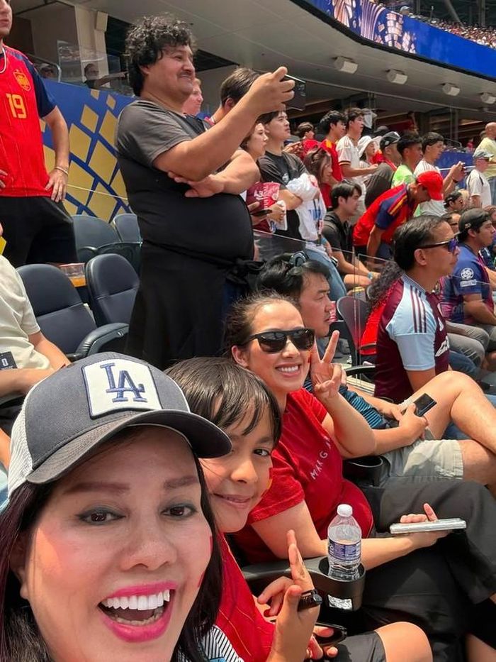Phượng Hồng Kông cùng vợ chồng con gái, con trai Ricafdo tại trận Chung kết World Cup 2026 giữa đội tuyển Tây Ban Nha và Argentina.