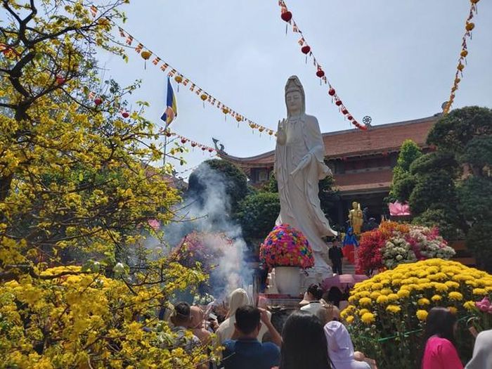 Trong đời sống tâm linh của người Việt, đi chùa vào ngày đầu tháng đã trở thành thói quen phổ biến.