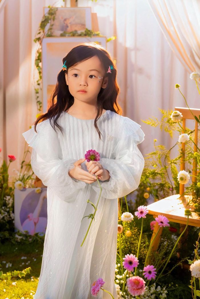 Dù chỉ là những bức ảnh đời thường, không trang điểm cầu kỳ hay diện váy áo lộng lẫy, Suchin vẫn khiến cộng đồng mạng dành "cơn mưa" lời khen.