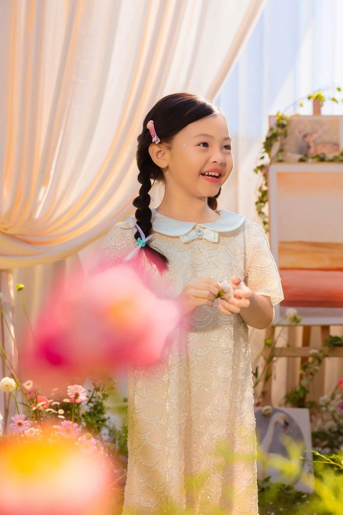 Khác với nhiều gia đình nổi tiếng thường xuyên đưa con tham gia các hoạt động giải trí, vợ chồng Đàm Thu Trang khá kín tiếng trong việc định hướng tương lai cho Suchin. Cả hai chủ yếu chia sẻ những lát cắt giản dị trong cuộc sống hằng ngày, từ những buổi cả nhà quây quần, các chuyến du lịch đến khoảnh khắc hai mẹ con cùng trang trí nhà cửa hay vui chơi trong khuôn viên biệt thự.