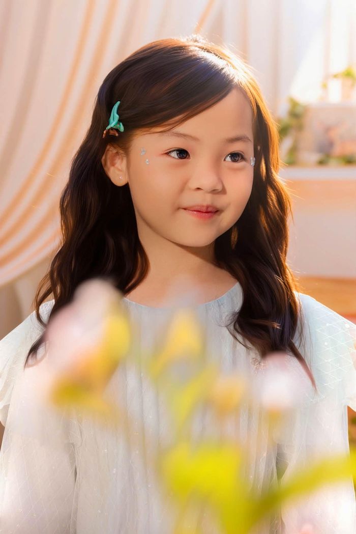 Mới đây, Đàm Thu Trang đăng tải những khoảnh khắc mới của con gái trên trang cá nhân kèm trạng thái: "Mẹ cứ muốn ngắm nhìn em mãi thôi!".