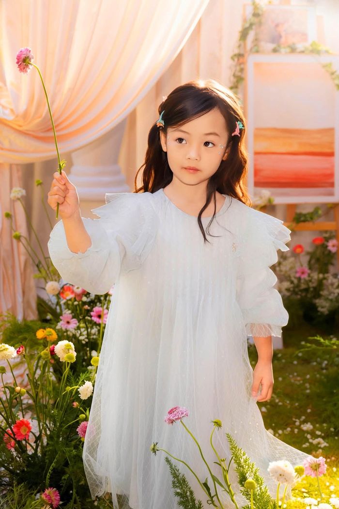Điều gây ấn tượng đầu tiên là gương mặt ngày càng thanh thoát của cô bé.