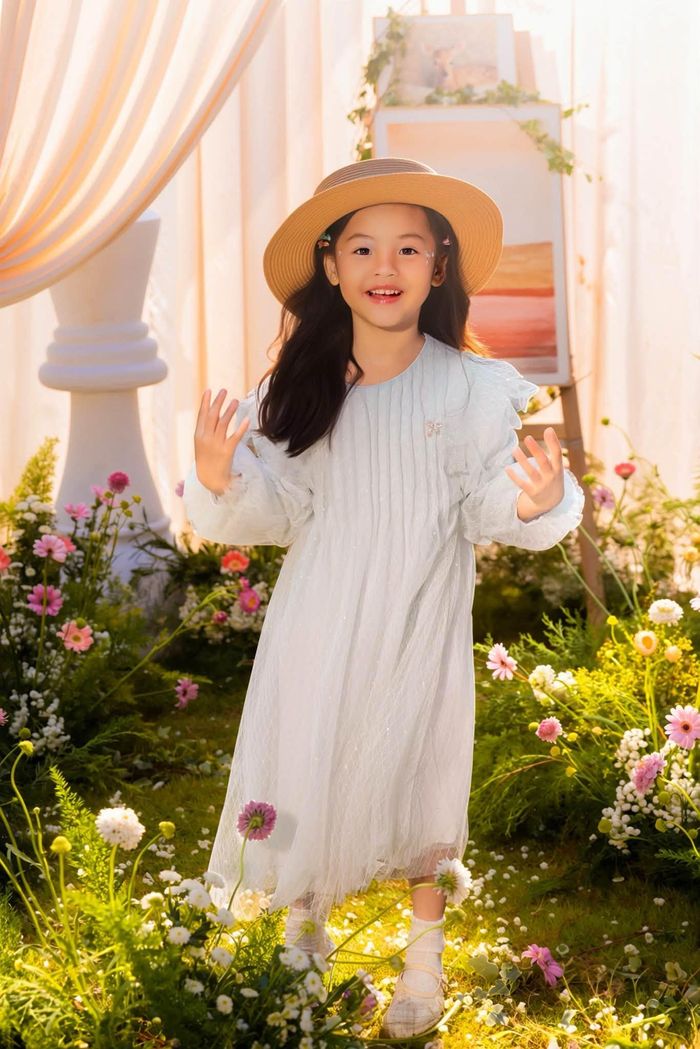 Suchin sở hữu làn da trắng, đôi mắt to tròn, sống mũi cao cùng nụ cười tươi tắn. Nhiều người còn nhận xét ái nữ nhà Đàm Thu Trang mang vẻ đẹp rất trong trẻo, càng lớn càng ra dáng thiếu nữ.