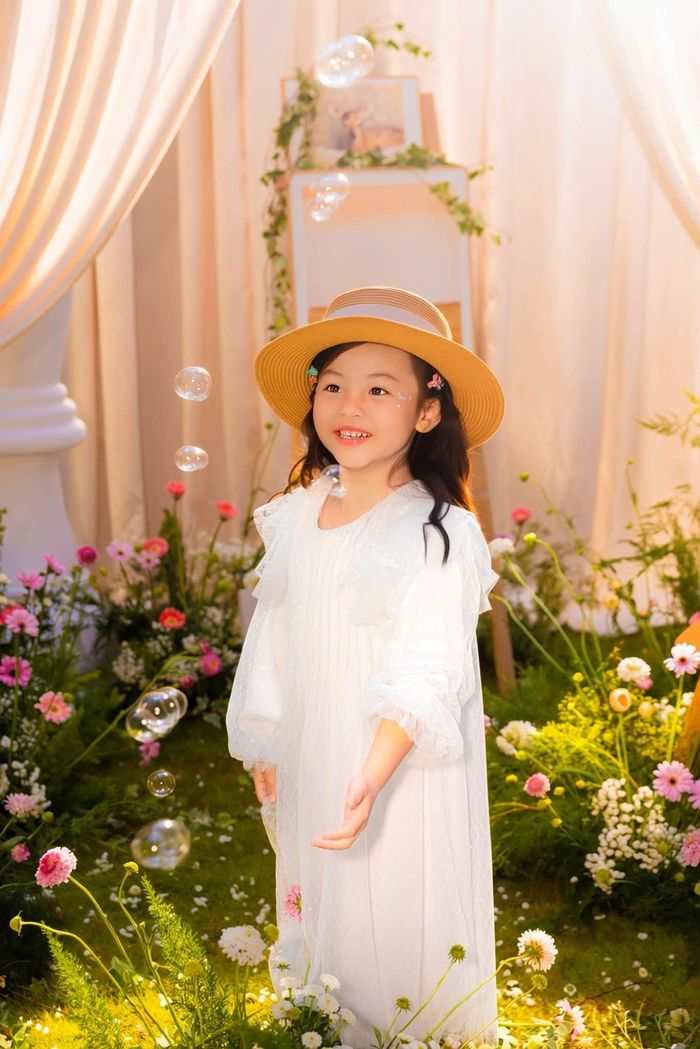 Thực tế, Suchin từ lâu đã là một trong những nhóc tỳ được yêu thích nhất mạng xã hội. Từ khi chào đời vào năm 2020, cô bé đã nhận được sự quan tâm đặc biệt bởi là con gái đầu lòng của Cường Đô La và Đàm Thu Trang. Tuy nhiên, thay vì xây dựng hình ảnh hào nhoáng, cặp đôi lại lựa chọn chia sẻ những khoảnh khắc rất đời thường của con.