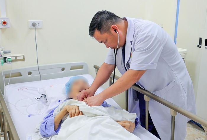 TS.BS Phan Thảo Nguyên – Phó Giám đốc Bệnh viện E, Trưởng khoa Nội Tim mạch người lớn đang điều trị cho bệnh nhân. Ảnh BVCC