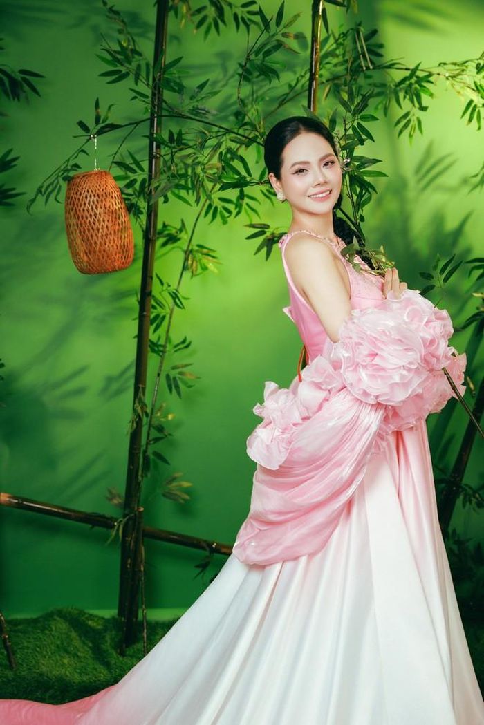 Vẻ ngoài xinh đẹp của nữ ca sĩ.