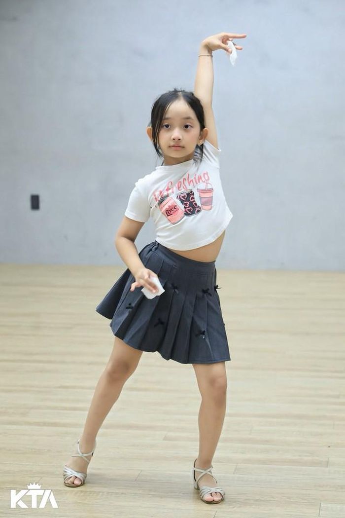 Cũng giống như anh trai cô bé có năng khiếu nhảy múa nhưng Anna chỉ tập trung vào việc học văn hóa.