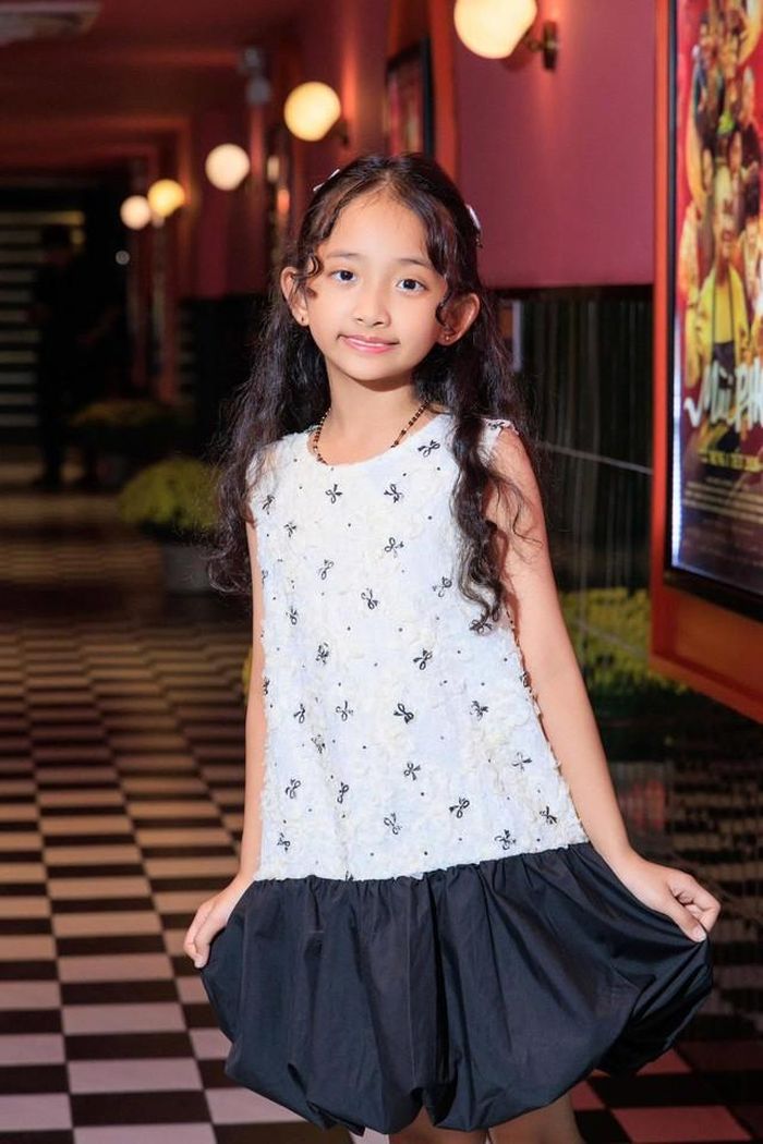 Anna - con gái Khánh Thi và Phan Hiển từ lúc sinh ra đã nhận được tình yêu thương từ đại gia đình. Đúng như Khánh Thi chia sẻ, cô bé dịu dàng, hướng nội nhưng hơn cả là bé biết yêu thương, nhường nhịn và ngoan ngoãn.