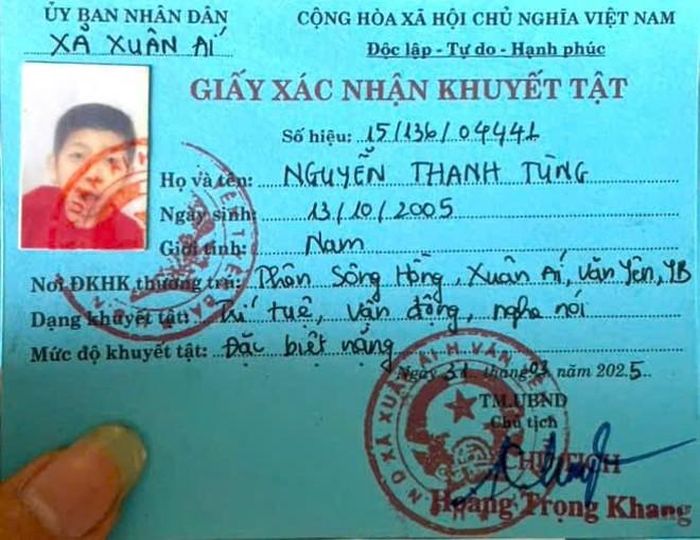 Giấy chứng nhận hộ nghèo và khuyết tật bại não của con trai bà Chung