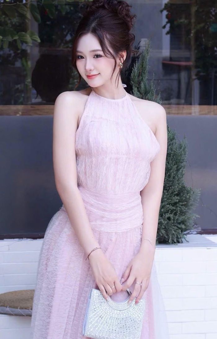 "Nhiều người nghĩ, môi trường khoa học có phần khô khan, nhưng thực tế lại giúp sinh viên rèn luyện tư duy logic, sự kiên trì và tính kỷ luật rất cao. Kết hợp với chuyên ngành Báo chí - Truyền thông, tôi tin khả năng thích nghi và tinh thần không ngừng học hỏi sẽ là hành trang vững chắc cho mình trong cuộc thi". Ngọc Mai đặt mục tiêu cọ xát và rèn luyện, phát triển bản thân khi đến với Hoa hậu Việt Nam 2026.