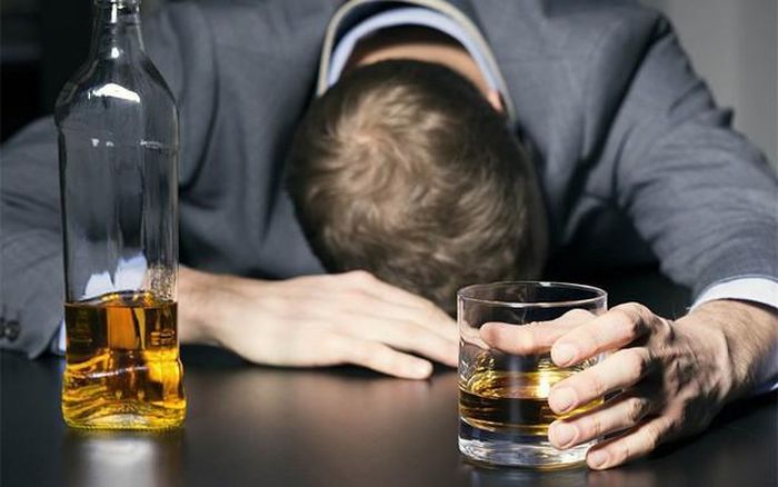 Các bác sĩ khuyến cáo, người dân nên thận trọng khi sử dụng các loại rượu không rõ nguồn gốc, xuất xứ. Ảnh minh họa.