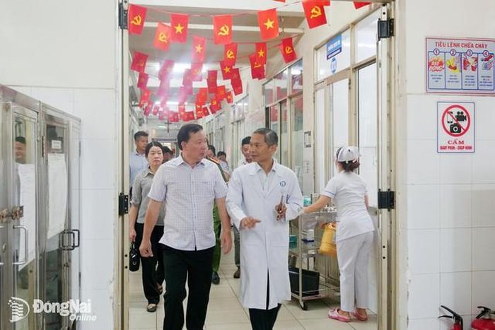 Phó Bí thư Thành ủy, Chủ tịch UBND thành phố Đồng Nai Nguyễn Văn Út trao đổi với các bác sĩ Bệnh viện Đa khoa Thống Nhất về công tác điều trị cho các nạn nhân trong vụ cháy xe khách. Ảnh: Hạnh Dung