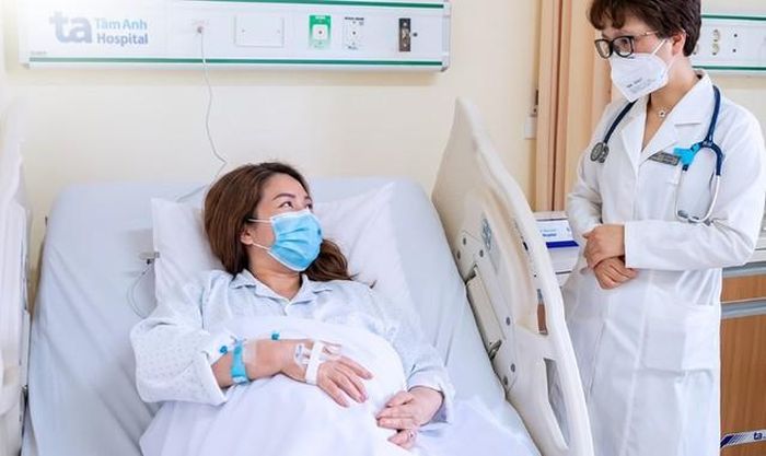Bác sĩ thăm khám cho người bệnh. Ảnh: BVCC