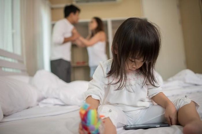 Khi trẻ thường xuyên bị phớt lờ, ít được trò chuyện hoặc không nhận được sự quan tâm về mặt cảm xúc, các em rất dễ hình thành cảm giác cô đơn và tự ti. Ảnh minh họa