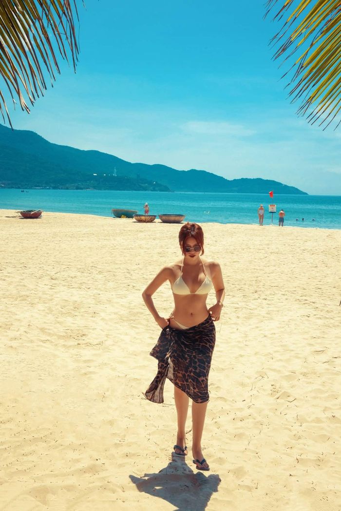 MC Thanh Thanh Huyền dạo bước trên bãi biển, khoe đường cong quyến rũ cùng làn da trắng mịn màng trong nắng.