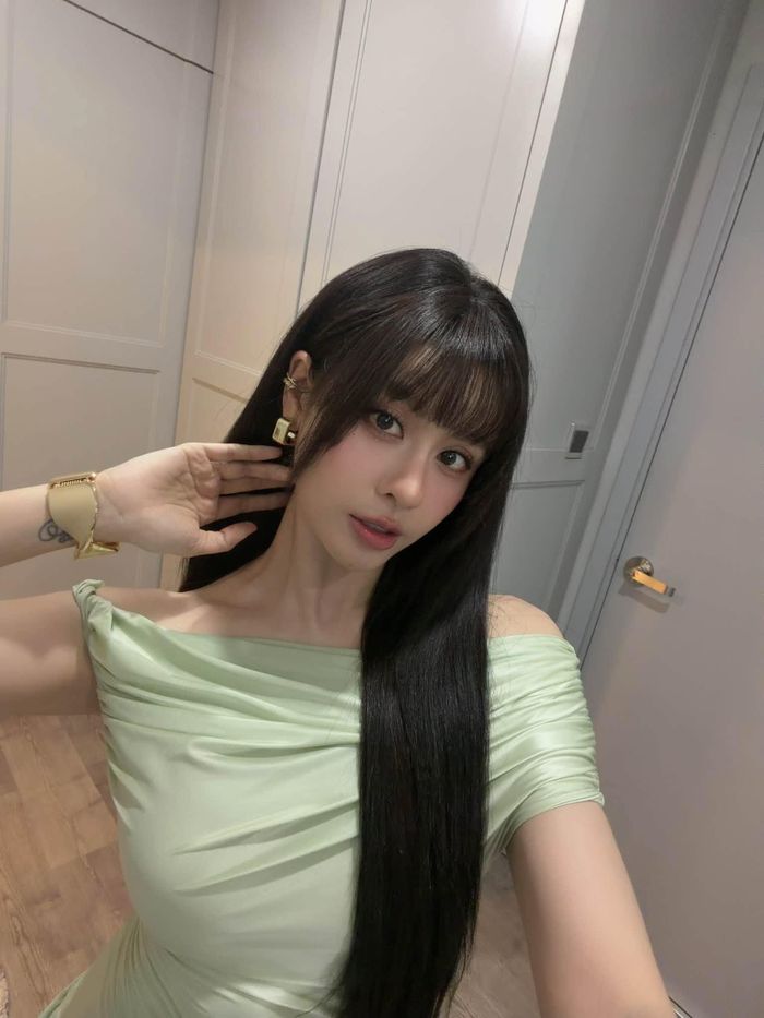 Trương Quỳnh Anh khiến người hâm mộ trầm trồ với loạt ảnh mới nhất. Nữ ca sĩ xinh tươi, trẻ như cô gái thuở đôi mươi với đôi mắt to tròn, mái tóc đen dài óng mượt. Không ít người nhận xét Trương Quỳnh Anh nhan sắc ngày càng thăng hạng dù đang ở tuổi U40.