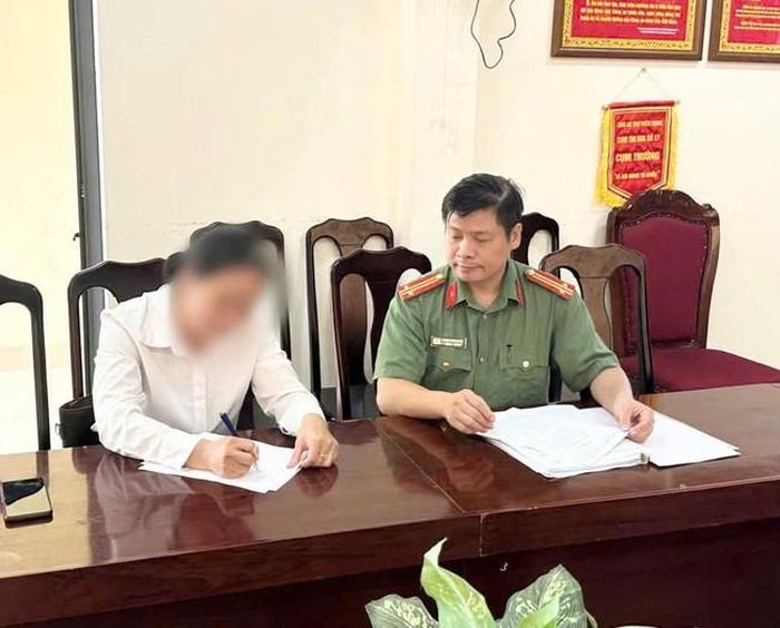 Chia sẻ bài viết có nội dung sai sự thật của đối tượng phản động liên quan đến vụ việc xảy ra tại kỳ thi tốt nghiệp THPT ở Trường THPT Chuyên tỉnh Tuyên Quang, một người phụ nữ ở phường Minh Xuân (tỉnh Tuyên Quang) bị xử phạt vi phạm hành chính 12,5 triệu đồng - (ảnh CATQ).