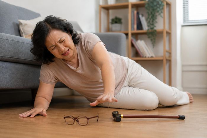Té ngã là nguyên nhân hàng đầu gây chấn thương, gãy xương và mất khả năng tự chăm sóc ở người lớn tuổi.