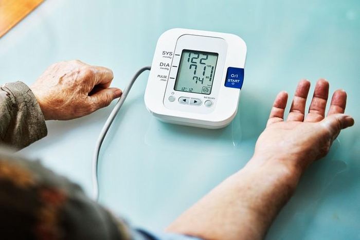 Tuân thủ điều trị tăng huyết áp: Uống thuốc đúng liều, đúng thời gian theo chỉ định của bác sĩ.