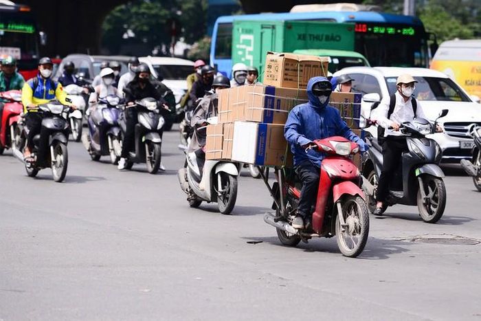 Miền Bắc chuyển nắng nóng với mức nhiệt trên 36 độ C. Ảnh: Tuấn Anh