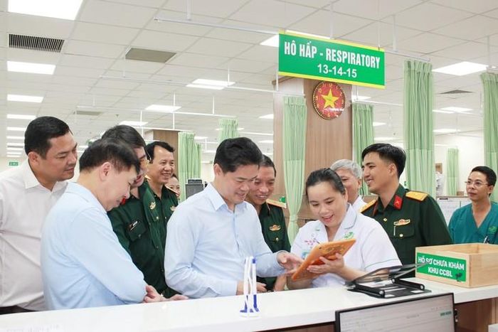 Nhân viên y tế Bệnh viện Quân y 175 ở TPHCM giới thiệu với lãnh đạo Bộ Y tế kết quả thực hiện, ứng dụng bệnh án điện tử trong quản lý bệnh nhân. Ảnh: Mimosa.