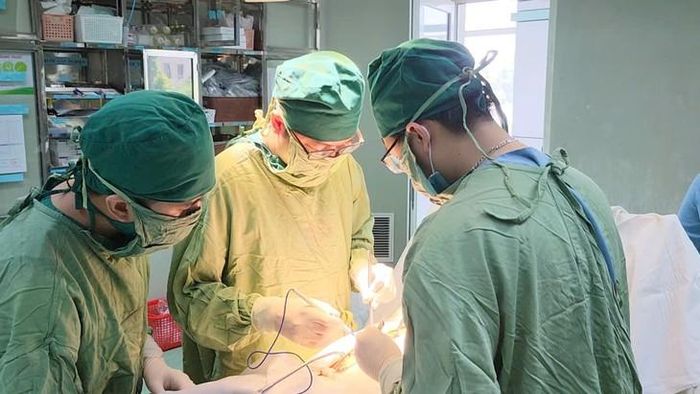 Ê-kíp bác sĩ Bệnh viện Hữu nghị Đa khoa Nghệ An phẫu thuật cấp cứu cho bệnh nhân bị thủng ruột do u lympho ruột non. ẢNH: Bệnh viện cung cấp
