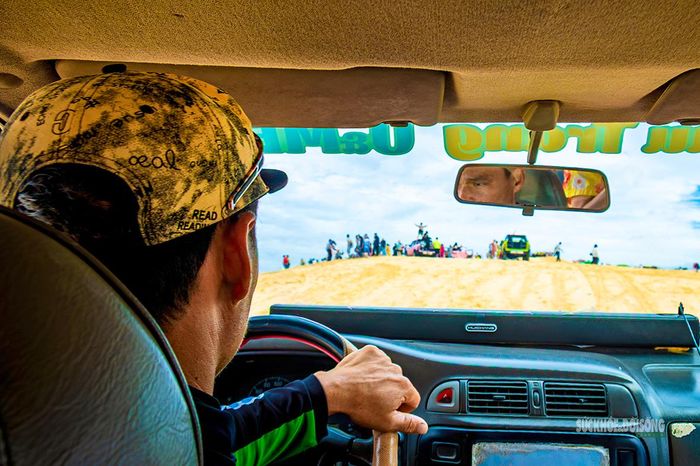 Góc nhìn từ cabin xe trong hành trình tiến lên đỉnh đồi cát. Ảnh: LN