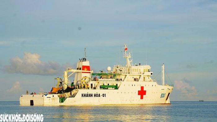 Tiếp nhận bàn giao từ Kíp 1, đoàn Kíp 2 tiếp tục hải trình khám sức khỏe cho quân và dân phía Nam quần đảo Trường Sa. Ảnh: M.Lý