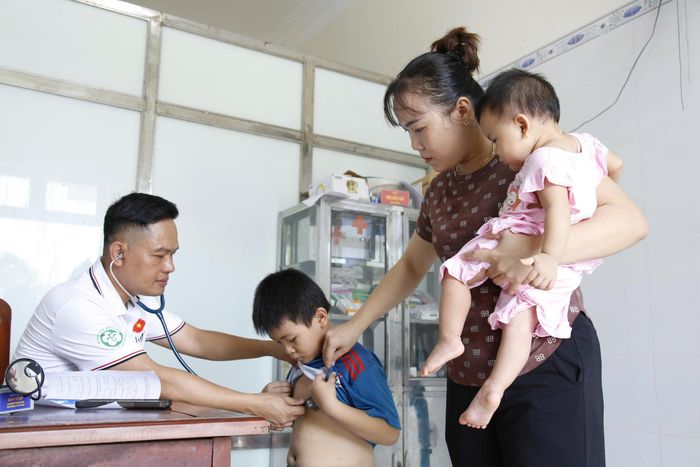 Bác sĩ Phạm Công Khắc khám sức khỏe cho các em nhỏ trên đảo Sinh Tồn. Ảnh: HD