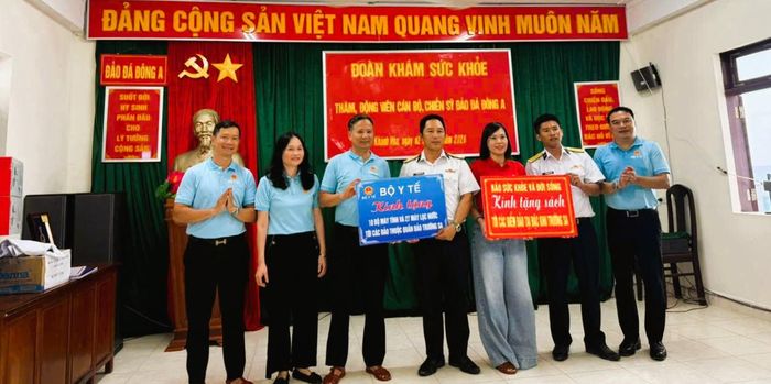 Đoàn mang đến Trường Sa những phần quà đậm tình cảm hậu phương. Ảnh: CTV