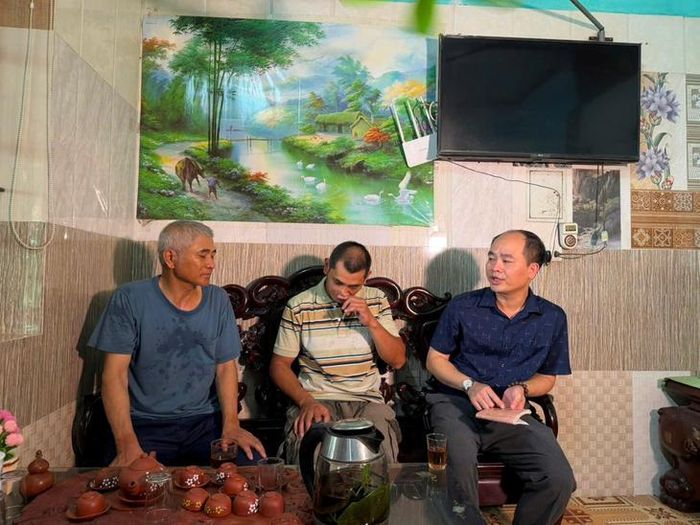 Anh Chiến cùng gia đình xúc động khi biết tình trạnh bệnh của mình đã ổn định từ 2022 đến nay.