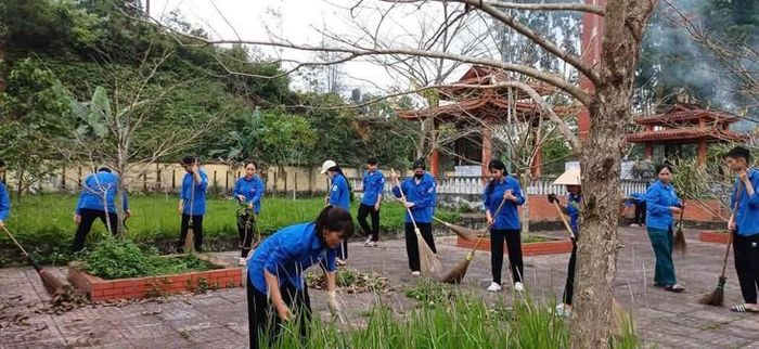 Hình ảnh các đoàn viên dọn dẹp khuôn viên đài tưởng niệm, nghĩa trang liệt sĩ truyền tải những ý nghĩa lớn lao, sâu sắc. Đó là tình người, là lòng biết ơn vô hạn tới những người ngã đã xuống, hi sinh vì Tổ quốc. Ảnh: TĐHT.