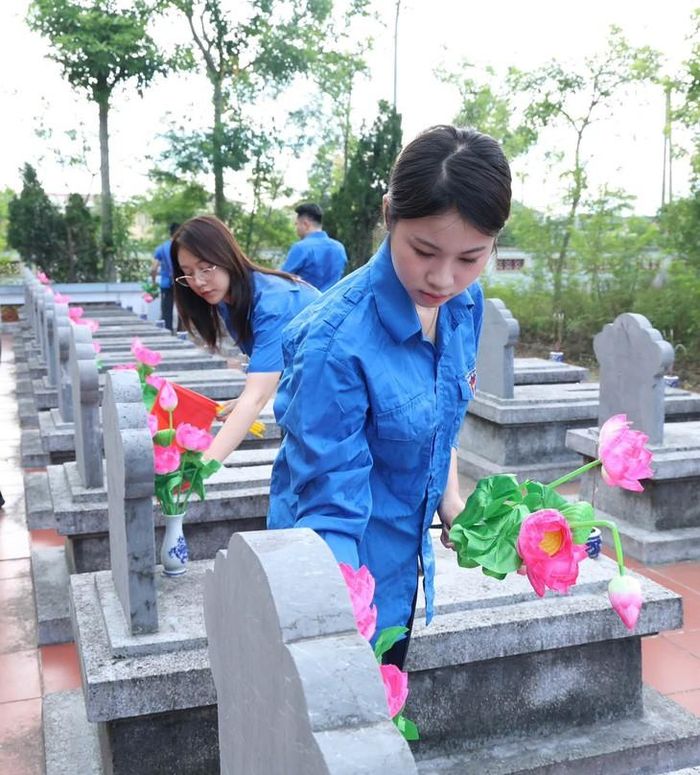 Không gian nghĩa trang thêm phần tôn kính, trang trọng bởi những đóa hoa sen tri ân những người đã ngã xuống vì độc lập tự do của Tổ quốc. Ảnh: TĐHT.