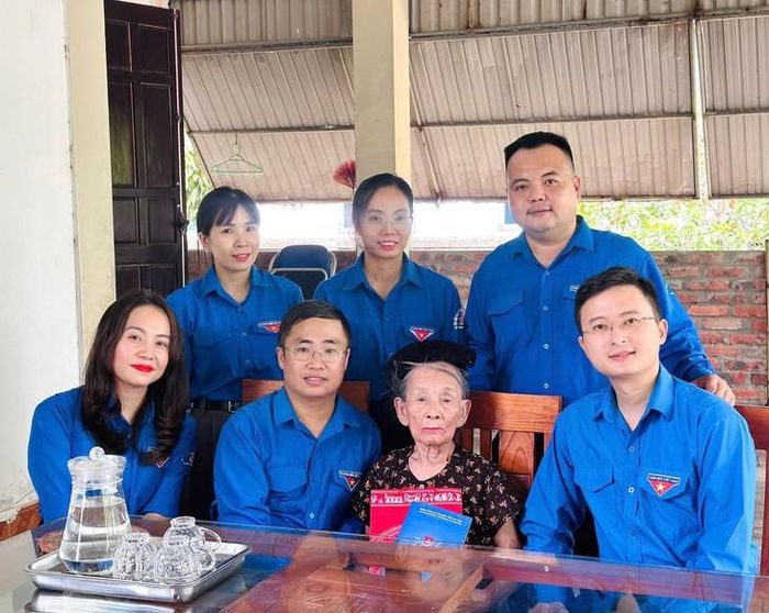 Hướng về Tháng tri ân các thương binh, anh hùng liệt sĩ, tuổi trẻ Hà Tĩnh đang triển khai nhiều hoạt động ý nghĩa như thăm hỏi, tặng quà, bữa cơm nghĩa tình và chăm sóc cựu thanh niên xung phong, góp phần lan tỏa đạo lý "Uống nước nhớ nguồn". Ảnh: Tỉnh Đoàn Hà Tĩnh (TĐHT).