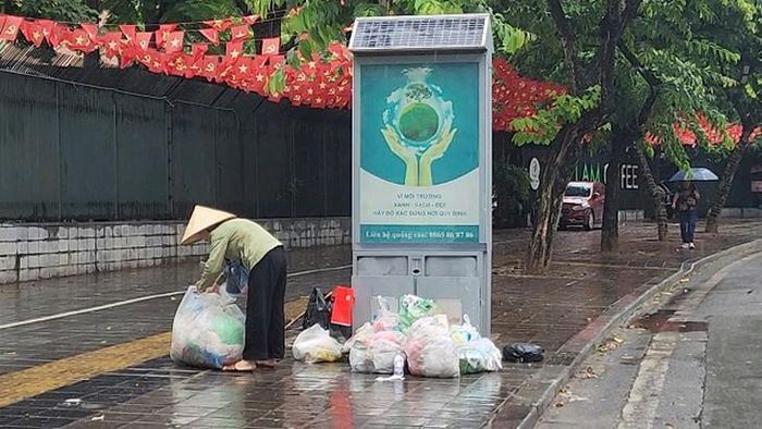 Rác thải bủa vây tại vị trí thùng rác công cộng trên đường Hoàng Khánh Toàn. Ảnh: VA..