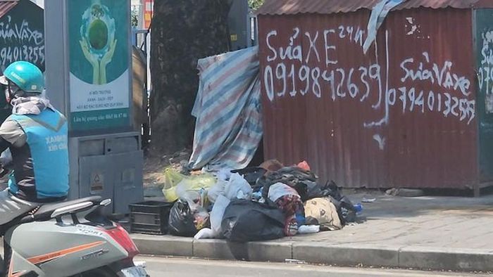 Rác thải bủa vây tại vị trí thùng rác công cộng trên đường Hoàng Khánh Toàn. Ảnh: VA.