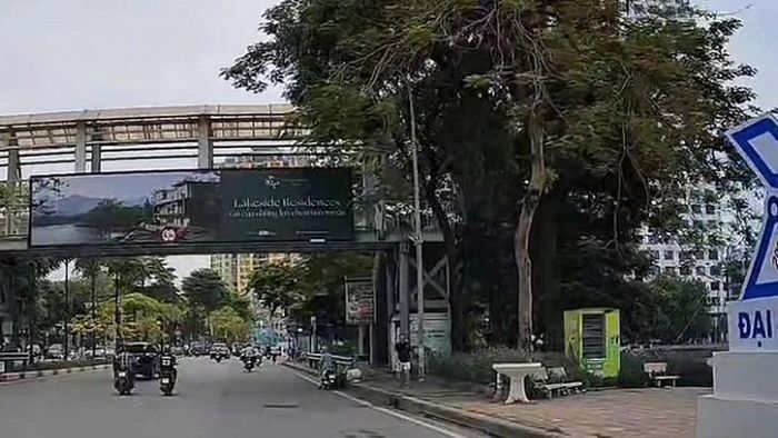 Người đi xe máy thản nhiên vứt rác thải tại vị trí thùng rác công cộng trên đường Nguyễn Chí Thanh. Ảnh: VA.