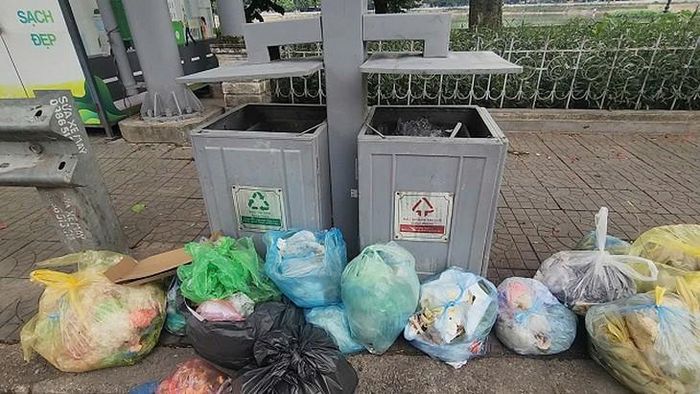 Hình ảnh rác bủa vây tại các thùng rác công cộng trên đường Nguyễn Chí Thanh. Ảnh: VA.