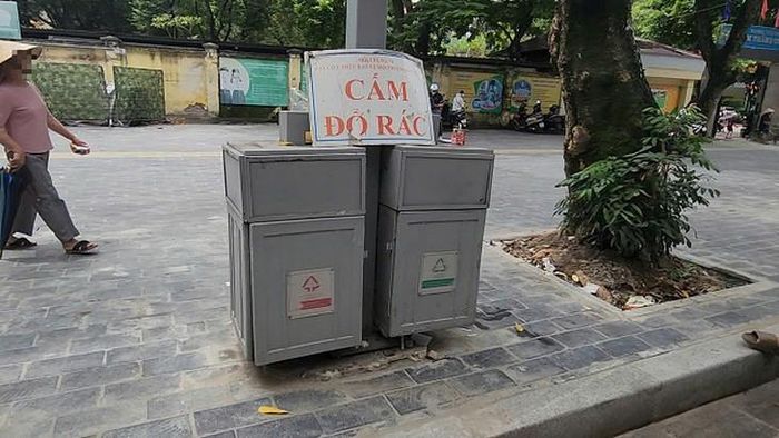 Thậm chí thùng rác trước cổng Trường tiểu học Nam Thành Công còn đặt biển "Cấm đổ rác". Ảnh: VA.