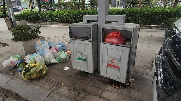 Rác thải tại vị trí thùng rác công cộng trên đường Láng. Ảnh: VA.