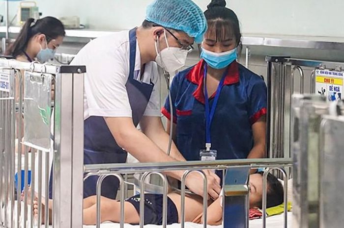 Thăm khám cho trẻ bị virus Adeno tại Bệnh viện Nhi Trung ương ( Ảnh: Tư liệu Bệnh viện Nhi Trung ương).