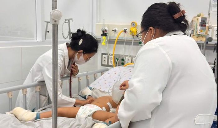 2 bệnh nhi bỏng liên quan tới vụ cháy xe khách nhập Bệnh viện Nhi đồng 1. Ảnh: BVCC.