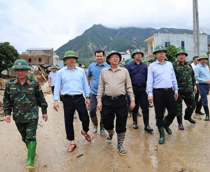 Phó Thủ tướng Hồ Quốc Dũng đến kiểm tra công tác khắc phục hậu quả lũ quét tại xã Mường Than, Lai Châu. Ảnh: VGP/Gia Huy